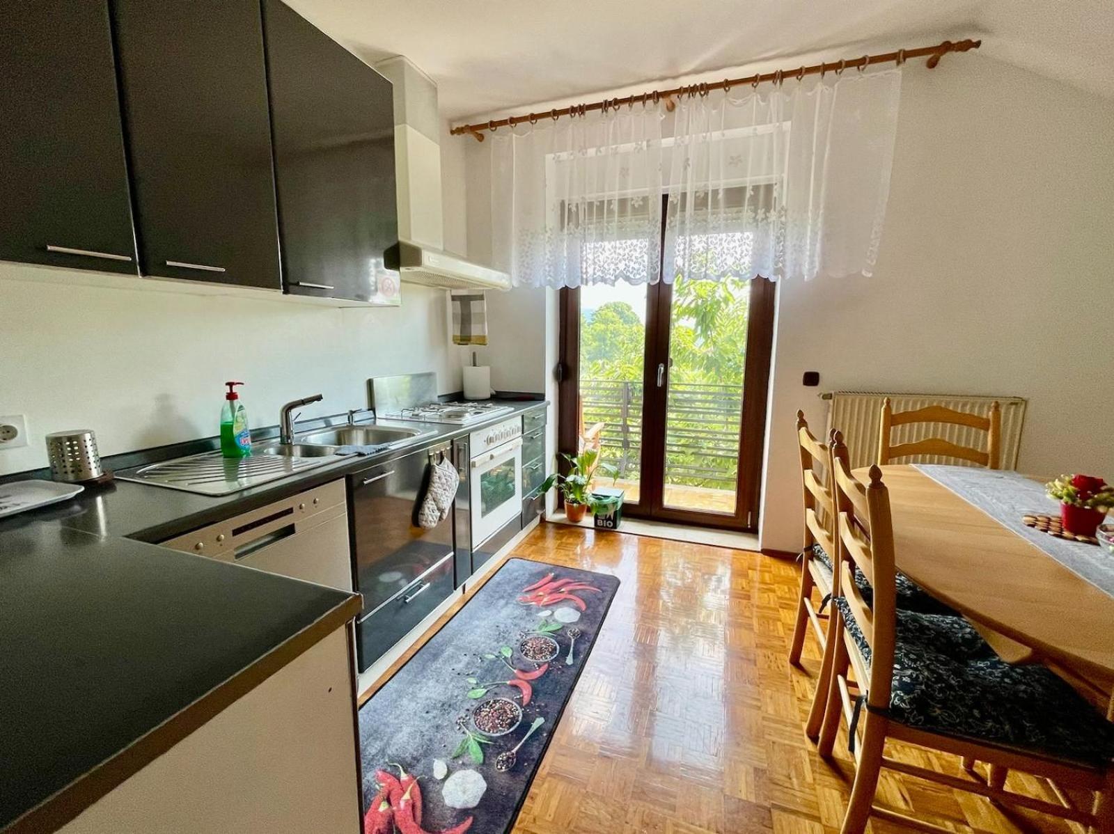 Apartment Prijeten Prostoren Apartma V Hisi Pivka